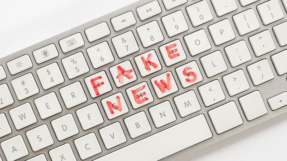 Tastatur mit roter Aufschrift "Fake News", als Symbol für Desinformationen und Propaganda